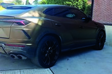 Casal deslocou-se num potente jipe Lamborghini, com matrícula estrangeira