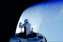 Jared isaacman debruçou-se para fora da nave para apreciar a vista da terra