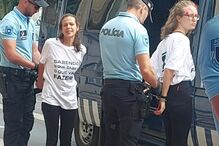 Ativistas do Climáximo detidas por pintar sede da Navigator