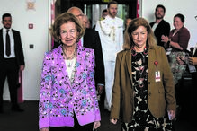 Rainha Sofia com Leonor Beleza em visita à Fundação