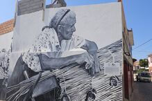 Mural em honra da artesã