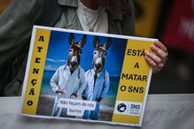 Médicos de todo o país protestam em frente ao Ministério da Saúde por melhores salários 