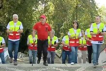 Bombeiro com Parkinson sobe as escadas do Bom Jesus 