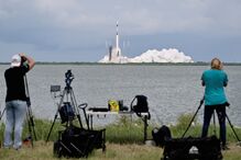 Missão da SpaceX descolou para resgatar astronautas presos há meses na Estação Espacial Internacional 