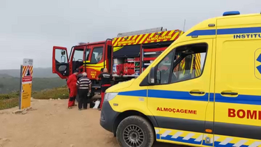 Bombeiros e Polícia Marítima resgatam adulto e criança perdidos na Praia da Ursa em Sintra