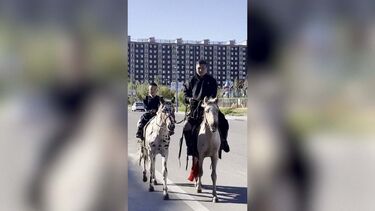 Chegar ao primeiro dia de aulas a cavalo? Sim, aconteceu na China