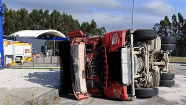 Camião tomba e provoca um ferido no IC2 em Albergaria-a-Velha