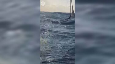 Resgate de duas pessoas após terem passado a noite a bordo de um iate desativado em mar agitado na costa australiana  