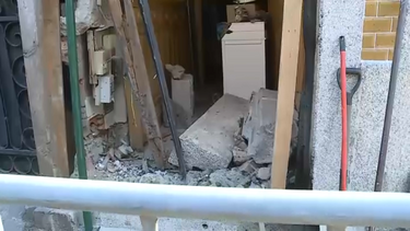 Condutor despista-se contra casa no Porto e foge do local. Carro ficou destruído