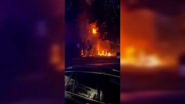 Edifício em chamas após ataque russo em Lviv, Ucrânia
