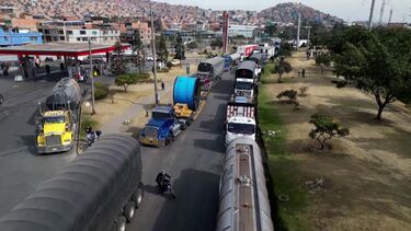 Camionistas colombianos bloqueiam estradas em protesto contra o aumento do preço do combustível 