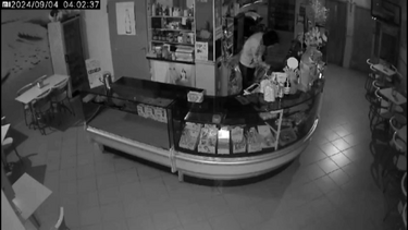 Imagens de videovigilância mostram homem a assaltar padaria em Fafe 
