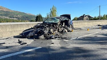 Carro onde seguia Maria Leite ficou completamente destruído