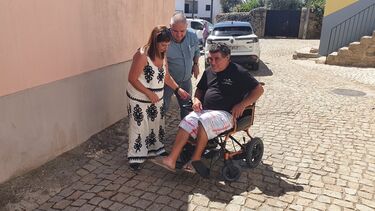 Com Cátia acamada, foi João quem recebeu a formação para operar a cadeira oferecida por Fernando e Paula Talina