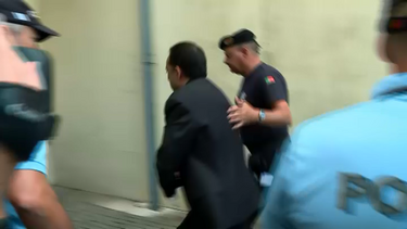 Paulo Malafaia chegou algemado ao Tribunal de Espinho