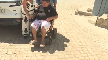 Empresários oferecem cadeira de rodas para doente com esclerose múltipla após caso ser noticiado pelo CM