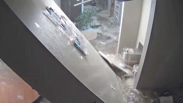 Momento em que biblioteca fica completamente inundada em Smithtown, Nova Iorque 