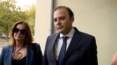 “Nunca fiz pedido absolutamente nenhum”: Ex-presidente da Câmara de Espinho Miguel Reis chega ao Tribunal de Espinho