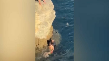 Mulher resgatada do mar por populares após cair de arriba na Boca do Inferno