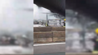 Imagens mostram camião de transporte de vinho totalmente destruído pelas chamas