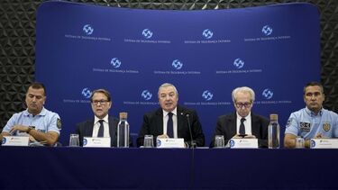 O representante da GNR, Coronel Clara da Fonseca, o diretor da Policia Judiciária, Luís Neves, o secretário-geral adjunto do SSI, Manuel Vieira, o diretor-geral dos serviços prisionais, Rui Abrunhosa Gonçalves e o representante da PSP, Superintendente Rodrigues dos Santos, durante a conferência de imprensa do SSI (Sistema de Segurança Interna) sobre as diligências efetuadas na sequência da evasão de cinco reclusos do Estabelecimento Prisional de Vale dos Judeus