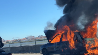 Carro destruído pelas chamas na A25 em Aveiro