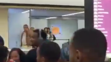Vice-presidente do Supremo Tribunal da Guiné-Bissaufoi recebido com ovos e insultos no aeroporto de Lisboa