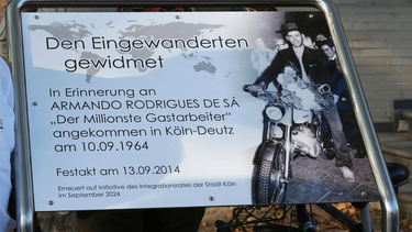 Placa que eterniza Armando Rodrigues de Sá em Colónia 