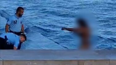 Homem nu aos murros no ar filmado junto ao rio Tejo. Foi agarrado pela PSP