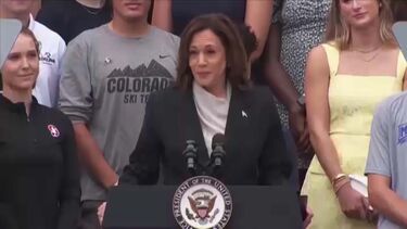 Kamala Harris vai à frente em estados críticos mas Pensilvânia está empatada