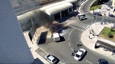 Carrinha arde junto à estação de Santa Cruz Damaia