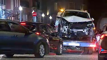 Carro embate contra igreja no Porto após colidir com autocarro