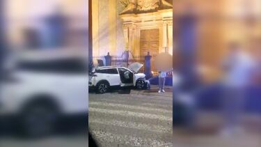Carro embate contra igreja no Porto após colidir com autocarro
