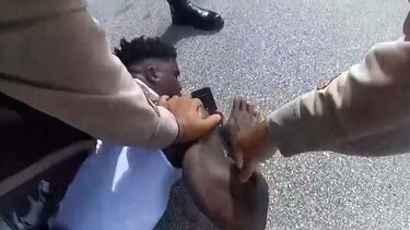 “Vou chegar atrasado”: Vídeo mostra jogador de futebol americano a ser detido antes de jogo em Miami  