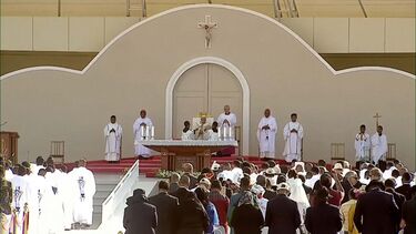 Papa Francisco dá início a grande missa pública com mais de 600 mil pessoas em Timor-Leste 