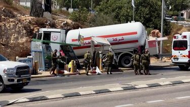 Jovem israelita ferido com gravidade após ser atropelado por camião cisterna em paragem de autocarro na Cisjordânia