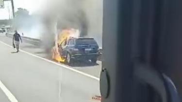 Imagens mostram incêndio em carro que deu origem a fogo de grandes dimensões na Amora  