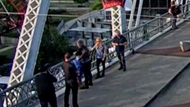 Imagens de videovigilância mostram cantor Jon Bon Jovi a impedir mulher de saltar de ponte em Nashville