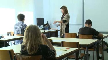 Ministério da Educação recomenda proibição dos telemóveis nos 1.º e 2.º ciclos