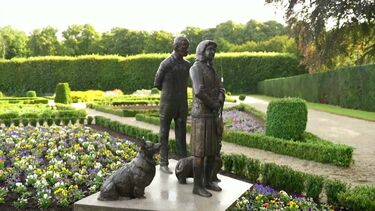 Estátua de bronze em homenagem à rainha Isabel II gera polémica