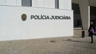 Detido homem nu na rua após invadir casa e violar vizinha em Almada