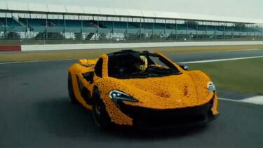 Piloto de F1 Lando Norris conduz McLaren construído com mais de 300 mil peças Lego