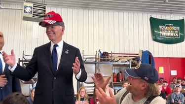 Joe Biden usa um chapéu da campanha de Trump