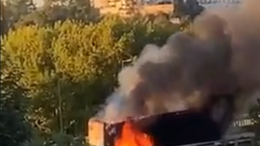 Camião consumido pelas chamas no IC2 em Coimbra. O trânsito está cortado nos dois sentidos