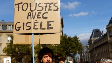 Milhares de pessoas apoiam Gisèle Pelicot, em Paris, França