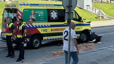 Dois feridos em colisão entre uma ambulância e dois carros em São João da Madeira