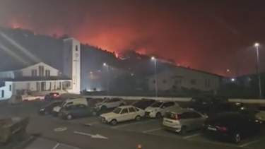 Moradores esperam noite de terror: Vila em Albergaria-a-Velha totalmente cercada pelas chamas