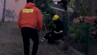 Bombeiro exausto continua na luta contra as chamas
