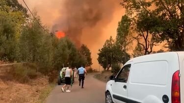 Fogo descontrolado em Paredes. Moradores aguardam chegada dos bombeiros