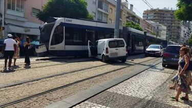 Acidente entre Metro Sul do Tejo e carrinha de mercadorias